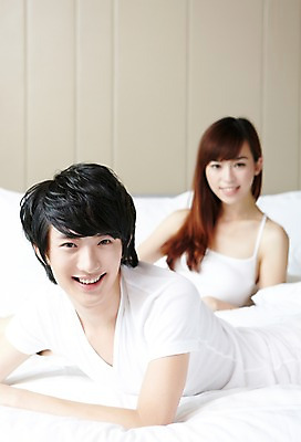 포토 JPG 외국인 해외기획촬영 라이프스타일 부부 커플 여자 남자 여유 한쌍 엎드리기 커플라이프 2011년중국 침구 호텔 실내 미소 웃음 사람 동양인 상반신 20대 성인 두명 라이프 아웃포커스 눕기 중국인 중국 침실 방 침대 청도 객실 청년만 성인만 국내포토 감정 아시아 가구 관계 모션 숙소 촬영기법 표정 인종 청년 내부 생활 파일형식