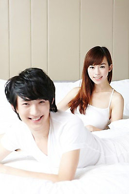 포토 JPG 외국인 해외기획촬영 라이프스타일 부부 커플 여자 남자 여유 한쌍 엎드리기 커플라이프 2011년중국 침구 호텔 실내 미소 웃음 사람 동양인 상반신 20대 성인 두명 라이프 아웃포커스 눕기 중국인 중국 침실 방 침대 청도 객실 청년만 성인만 국내포토 감정 아시아 가구 관계 모션 숙소 촬영기법 표정 인종 청년 내부 생활 파일형식