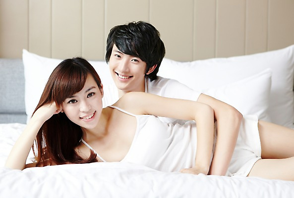 포토 JPG 외국인 해외기획촬영 라이프스타일 부부 커플 여자 남자 여유 한쌍 커플라이프 2011년중국 침구 호텔 실내 미소 웃음 사람 동양인 20대 성인 두명 라이프 눕기 중국인 중국 침실 방 침대 청도 객실 청년만 성인만 국내포토 감정 아시아 가구 관계 모션 숙소 표정 인종 청년 내부 생활 파일형식