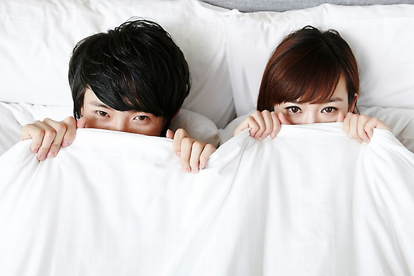 포토 JPG 외국인 해외기획촬영 라이프스타일 부부 커플 여자 남자 여유 한쌍 커플라이프 2011년중국 베개 침구 호텔 실내 사람 동양인 20대 성인 두명 라이프 하이앵글 눕기 중국인 중국 침실 이불 방 침대 가림 수줍음 청도 객실 청년만 성인만 국내포토 감정 아시아 뷰포인트 가구 관계 모션 숙소 인종 청년 내부 생활 파일형식