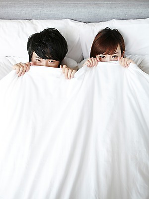 포토 JPG 외국인 해외기획촬영 라이프스타일 부부 커플 여자 남자 여유 한쌍 커플라이프 2011년중국 베개 침구 호텔 실내 사람 동양인 20대 성인 두명 라이프 하이앵글 눕기 중국인 중국 침실 이불 방 침대 가림 수줍음 청도 객실 청년만 성인만 국내포토 감정 아시아 뷰포인트 가구 관계 모션 숙소 인종 청년 내부 생활 파일형식