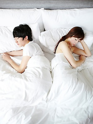 포토 JPG 외국인 해외기획촬영 라이프스타일 부부 커플 여자 남자 여유 한쌍 커플라이프 2011년중국 베개 침구 호텔 실내 사람 동양인 20대 성인 두명 라이프 하이앵글 눕기 중국인 눈감음 중국 침실 이불 방 등맞대기 침대 잠 청도 객실 청년만 성인만 국내포토 감정 아시아 뷰포인트 가구 관계 모션 숙소 인종 청년 내부 생활 파일형식