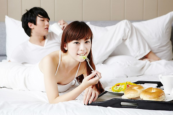 포토 JPG 외국인 해외기획촬영 라이프스타일 그릇 접시 부부 커플 여자 남자 여유 음식 빵 엎드리기 커플라이프 포크 2011년중국 베개 침구 호텔 아침 잔 쟁반 실내 미소 웃음 들기 사람 동양인 20대 성인 두명 라이프 컵 눕기 중국인 식사 중국 침실 방 샐러드 기상 침대 아침식사 먹기 청도 객실 베이글 룸서비스 청년만 성인만 국내포토 주간 식기 감정 아시아 가구 관계 모션 숙소 표정 인종 청년 내부 생활 서비스 파일형식