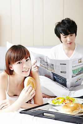 포토 JPG 외국인 해외기획촬영 라이프스타일 그릇 접시 부부 커플 여자 남자 여유 음식 빵 엎드리기 커플라이프 포크 2011년중국 베개 침구 호텔 아침 쟁반 실내 미소 웃음 들기 사람 앉기 동양인 20대 성인 두명 라이프 눕기 중국인 식사 중국 침실 방 샐러드 기상 침대 신문 신문읽기 아침식사 청도 객실 베이글 룸서비스 청년만 성인만 국내포토 주간 식기 감정 아시아 가구 관계 모션 숙소 표정 인종 청년 내부 생활 간행물 뉴스 읽기 서비스 파일형식