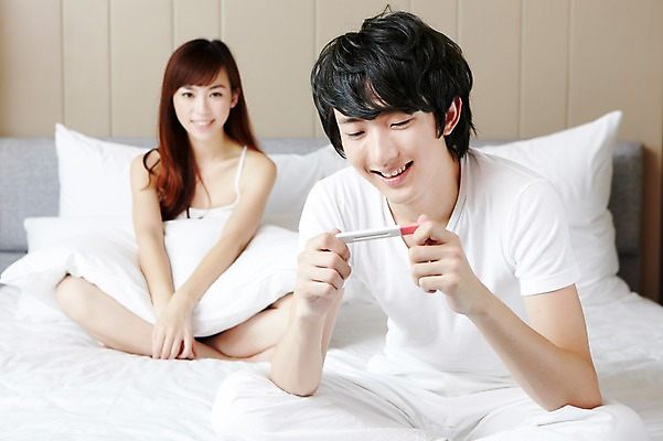 포토 JPG 외국인 해외기획촬영 라이프스타일 부부 커플 응시 여자 남자 여유 한쌍 커플라이프 2011년중국 베개 침구 호텔 실내 미소 웃음 들기 사람 앉기 동양인 20대 성인 두명 라이프 중국인 중국 임신 침실 방 침대 청도 객실 임신테스트기 청년만 성인만 국내포토 시선 감정 아시아 가구 관계 모션 숙소 표정 인종 청년 내부 생활 의료용품 파일형식