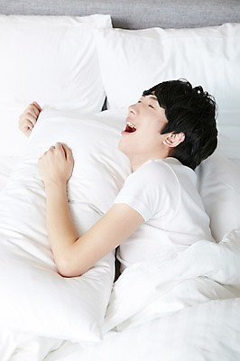 포토 JPG 외국인 해외기획촬영 라이프스타일 남자 여유 2011년중국 베개 침구 호텔 실내 한명 사람 동양인 상반신 20대 성인 라이프 하이앵글 눕기 중국인 눈감음 중국 침실 이불 방 침대 잠 수면 청도 객실 하품 남자만 남자한명만 성인남자만 청년만 청년남자만 청년남자한명만 성인한명만 성인남자한명만 성인만 국내포토 1 감정 아시아 뷰포인트 가구 모션 숙소 인종 청년 내부 생활 물 생리현상 파일형식