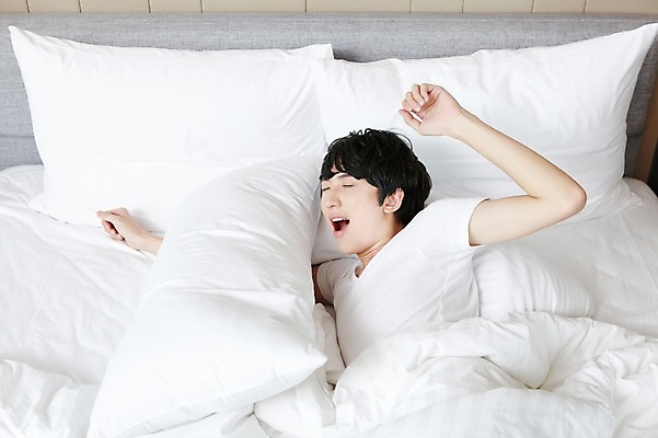 포토 JPG 외국인 해외기획촬영 라이프스타일 남자 여유 2011년중국 베개 침구 호텔 실내 한명 사람 동양인 상반신 20대 성인 라이프 하이앵글 눕기 중국인 눈감음 중국 침실 이불 방 침대 잠 수면 청도 기지개 객실 하품 남자만 남자한명만 성인남자만 청년만 청년남자만 청년남자한명만 성인한명만 성인남자한명만 성인만 국내포토 1 감정 아시아 뷰포인트 가구 모션 숙소 인종 청년 내부 생활 물 생리현상 파일형식