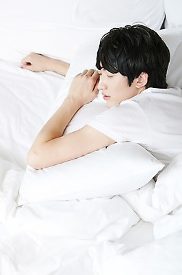 포토 JPG 외국인 해외기획촬영 라이프스타일 남자 여유 2011년중국 베개 침구 호텔 실내 한명 사람 동양인 상반신 20대 성인 라이프 눕기 중국인 눈감음 중국 침실 이불 방 침대 잠 수면 청도 객실 남자만 남자한명만 성인남자만 청년만 청년남자만 청년남자한명만 성인한명만 성인남자한명만 성인만 국내포토 1 감정 아시아 가구 모션 숙소 인종 청년 내부 생활 물 파일형식