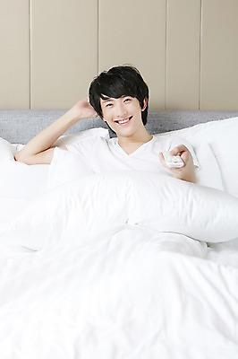 포토 JPG 외국인 해외기획촬영 라이프스타일 응시 남자 여유 2011년중국 베개 침구 호텔 실내 한명 미소 웃음 사람 앉기 동양인 상반신 20대 성인 라이프 앞모습 중국인 중국 침실 이불 방 침대 리모컨 청도 객실 티비시청 남자만 남자한명만 성인남자만 청년만 청년남자만 청년남자한명만 성인한명만 성인남자한명만 성인만 국내포토 1 시선 감정 아시아 뷰포인트 가구 모션 숙소 표정 인종 청년 내부 생활 시청_보고들음 파일형식