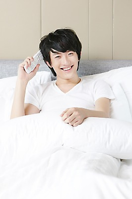 포토 JPG 외국인 해외기획촬영 라이프스타일 응시 남자 여유 2011년중국 베개 침구 호텔 실내 한명 미소 웃음 사람 앉기 동양인 상반신 20대 성인 라이프 앞모습 중국인 중국 침실 이불 방 침대 리모컨 청도 객실 티비시청 남자만 남자한명만 성인남자만 청년만 청년남자만 청년남자한명만 성인한명만 성인남자한명만 성인만 국내포토 1 시선 감정 아시아 뷰포인트 가구 모션 숙소 표정 인종 청년 내부 생활 시청_보고들음 파일형식