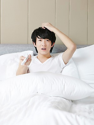 포토 JPG 외국인 해외기획촬영 라이프스타일 응시 남자 여유 2011년중국 베개 침구 호텔 실내 한명 사람 앉기 동양인 상반신 20대 성인 라이프 앞모습 중국인 중국 침실 이불 방 침대 리모컨 청도 객실 티비시청 남자만 남자한명만 성인남자만 청년만 청년남자만 청년남자한명만 성인한명만 성인남자한명만 성인만 국내포토 1 시선 감정 아시아 뷰포인트 가구 모션 숙소 인종 청년 내부 생활 시청_보고들음 파일형식