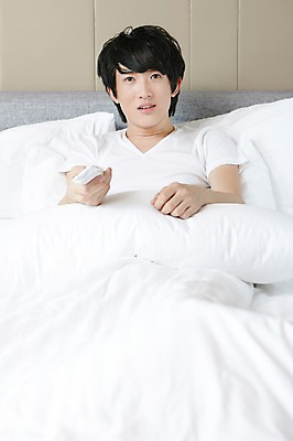 포토 JPG 외국인 해외기획촬영 라이프스타일 응시 남자 여유 2011년중국 베개 침구 호텔 실내 한명 사람 앉기 동양인 상반신 20대 성인 라이프 앞모습 중국인 중국 침실 이불 방 침대 리모컨 청도 객실 티비시청 남자만 남자한명만 성인남자만 청년만 청년남자만 청년남자한명만 성인한명만 성인남자한명만 성인만 국내포토 1 시선 감정 아시아 뷰포인트 가구 모션 숙소 인종 청년 내부 생활 시청_보고들음 파일형식