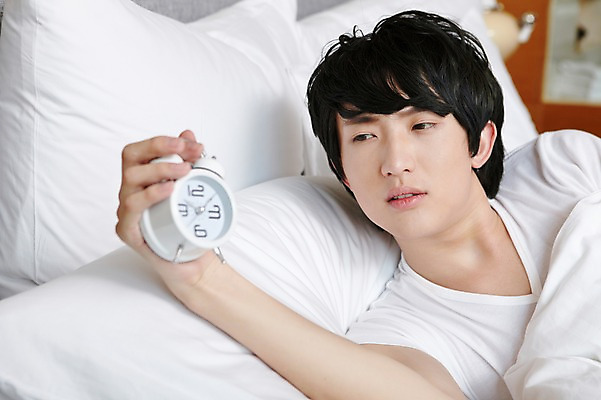 포토 JPG 외국인 해외기획촬영 라이프스타일 남자 여유 시계 2011년중국 베개 침구 호텔 실내 한명 들기 사람 동양인 상반신 20대 성인 라이프 눕기 중국인 중국 침실 이불 방 자명종 알람 기상 침대 청도 객실 남자만 남자한명만 성인남자만 청년만 청년남자만 청년남자한명만 성인한명만 성인남자한명만 성인만 국내포토 1 감정 아시아 가구 모션 숙소 인종 청년 내부 생활 파일형식