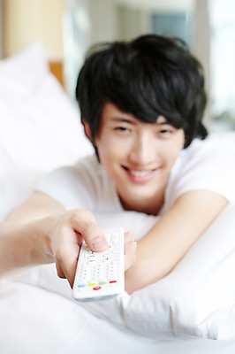 포토 JPG 외국인 해외기획촬영 라이프스타일 남자 여유 엎드리기 2011년중국 베개 침구 호텔 실내 한명 미소 웃음 사람 동양인 상반신 20대 성인 라이프 아웃포커스 눕기 중국인 중국 침실 이불 방 침대 리모컨 청도 객실 티비시청 남자만 남자한명만 성인남자만 청년만 청년남자만 청년남자한명만 성인한명만 성인남자한명만 성인만 국내포토 1 감정 아시아 가구 모션 숙소 촬영기법 표정 인종 청년 내부 생활 시청_보고들음 파일형식