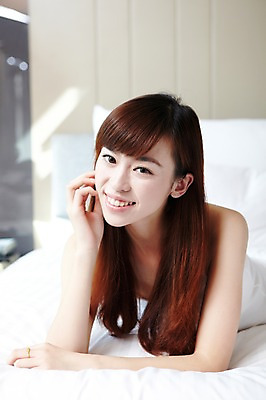 포토 JPG 외국인 해외기획촬영 라이프스타일 여자 여유 엎드리기 2011년중국 베개 침구 호텔 실내 한명 미소 웃음 사람 동양인 상반신 20대 성인 라이프 아웃포커스 눕기 중국인 중국 침실 이불 방 침대 청도 객실 여자만 여자한명만 성인여자만 청년만 청년여자만 성인한명만 청년여자한명만 성인여자한명만 성인만 국내포토 1 감정 아시아 가구 모션 숙소 촬영기법 표정 인종 청년 내부 생활 파일형식