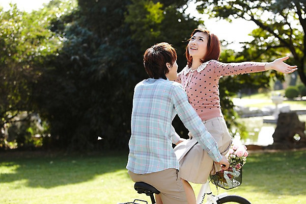 포토 JPG 주간 외국인 나무 식물 해외기획촬영 라이프스타일 커플 공원 여자 남자 꽃 여유 꽃다발 커플라이프 데이트 2011년중국 팔벌리기 휴식 미소 웃음 사람 동양인 잔디 20대 성인 야외 두명 옆모습 아웃포커스 중국인 소풍 마주보기 자전거 중국 산책 승차 청도 상쾌 청년만 성인만 국내포토 자연요소 공공시설 감정 아시아 뷰포인트 컨셉 관계 모션 촬영기법 표정 인종 청년 생활 야외활동 바이크 파일형식