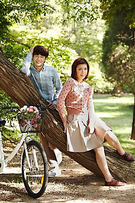 포토 JPG 주간 전신 외국인 나무 식물 해외기획촬영 라이프스타일 커플 공원 여자 남자 꽃 여유 꽃다발 커플라이프 데이트 2011년중국 휴식 서기 미소 웃음 사람 앉기 동양인 20대 성인 야외 두명 앞모습 중국인 소풍 자전거 중국 산책 승차 숲속 숲 청도 상쾌 청년만 성인만 국내포토 자연요소 공공시설 감정 아시아 뷰포인트 컨셉 관계 모션 표정 인종 청년 생활 야외활동 바이크 파일형식