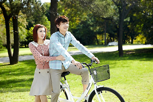 포토 JPG 주간 외국인 나무 식물 해외기획촬영 라이프스타일 커플 공원 여자 남자 여유 커플라이프 데이트 2011년중국 휴식 미소 웃음 사람 동양인 잔디 20대 성인 야외 두명 중국인 소풍 자전거 중국 산책 승차 청도 상쾌 청년만 성인만 국내포토 자연요소 공공시설 감정 아시아 컨셉 관계 모션 표정 인종 청년 생활 야외활동 바이크 파일형식