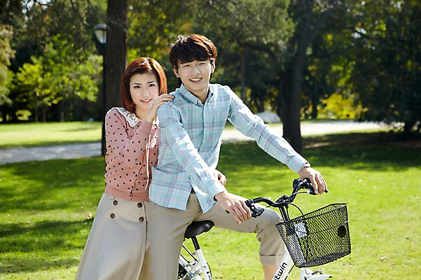 포토 JPG 주간 외국인 나무 식물 해외기획촬영 라이프스타일 커플 공원 여자 남자 여유 커플라이프 데이트 2011년중국 휴식 미소 웃음 사람 동양인 잔디 20대 성인 야외 두명 중국인 소풍 자전거 중국 산책 승차 청도 상쾌 청년만 성인만 국내포토 자연요소 공공시설 감정 아시아 컨셉 관계 모션 표정 인종 청년 생활 야외활동 바이크 파일형식