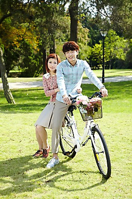 포토 JPG 주간 전신 외국인 나무 식물 해외기획촬영 라이프스타일 커플 공원 여자 남자 꽃 여유 꽃다발 커플라이프 데이트 2011년중국 휴식 미소 웃음 사람 동양인 잔디 20대 성인 야외 두명 중국인 소풍 자전거 중국 산책 승차 청도 상쾌 청년만 성인만 국내포토 자연요소 공공시설 감정 아시아 컨셉 관계 모션 표정 인종 청년 생활 야외활동 바이크 파일형식
