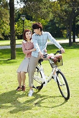 포토 JPG 주간 전신 외국인 나무 식물 해외기획촬영 라이프스타일 커플 공원 여자 남자 꽃 여유 꽃다발 커플라이프 데이트 2011년중국 휴식 미소 웃음 사람 동양인 잔디 20대 성인 야외 두명 중국인 소풍 자전거 중국 산책 승차 청도 상쾌 청년만 성인만 국내포토 자연요소 공공시설 감정 아시아 컨셉 관계 모션 표정 인종 청년 생활 야외활동 바이크 파일형식