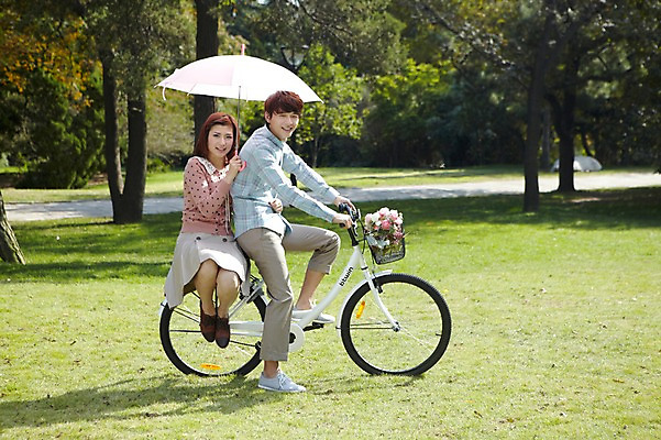 포토 JPG 주간 전신 외국인 나무 식물 해외기획촬영 라이프스타일 커플 공원 여자 남자 꽃 여유 꽃다발 커플라이프 데이트 우산 2011년중국 휴식 미소 웃음 들기 사람 동양인 잔디 20대 성인 야외 두명 옆모습 중국인 소풍 자전거 중국 산책 승차 그늘 청도 상쾌 양산 청년만 성인만 국내포토 자연요소 공공시설 감정 아시아 뷰포인트 컨셉 관계 모션 표정 인종 청년 생활 야외활동 바이크 파일형식