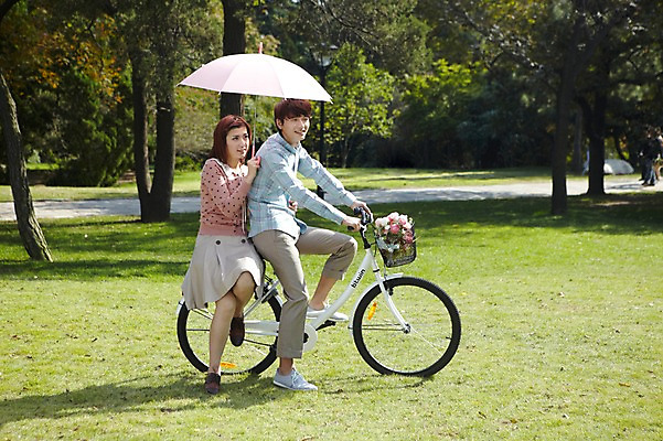 포토 JPG 주간 전신 외국인 나무 식물 해외기획촬영 라이프스타일 커플 공원 여자 남자 꽃 여유 꽃다발 커플라이프 데이트 우산 2011년중국 휴식 미소 웃음 들기 사람 동양인 잔디 20대 성인 야외 두명 옆모습 중국인 소풍 자전거 중국 산책 승차 그늘 청도 상쾌 양산 청년만 성인만 국내포토 자연요소 공공시설 감정 아시아 뷰포인트 컨셉 관계 모션 표정 인종 청년 생활 야외활동 바이크 파일형식