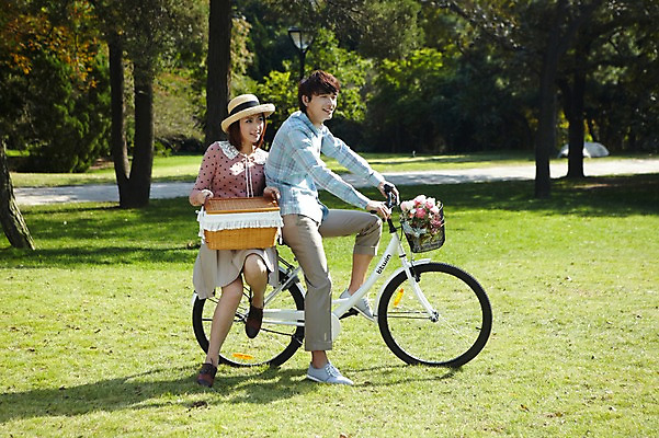 포토 JPG 주간 전신 외국인 나무 식물 해외기획촬영 모자 라이프스타일 커플 잡화 공원 여자 남자 꽃 여유 꽃다발 커플라이프 데이트 2011년중국 휴식 미소 웃음 사람 동양인 잔디 20대 성인 야외 두명 옆모습 중국인 소풍 바구니 자전거 중국 산책 승차 청도 상쾌 밀짚모자 청년만 성인만 국내포토 자연요소 모자_잡화 공공시설 감정 아시아 뷰포인트 컨셉 관계 모션 표정 인종 청년 생활 야외활동 바이크 파일형식