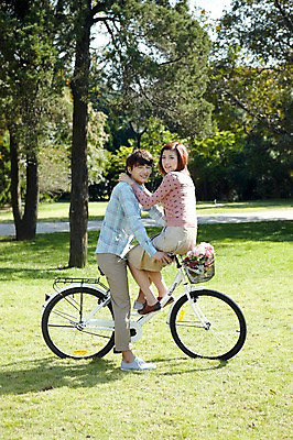 포토 JPG 주간 전신 외국인 나무 식물 해외기획촬영 라이프스타일 커플 공원 여자 남자 꽃 여유 꽃다발 커플라이프 데이트 2011년중국 휴식 미소 웃음 사람 동양인 잔디 20대 성인 야외 두명 옆모습 중국인 소풍 마주보기 자전거 중국 산책 승차 청도 상쾌 청년만 성인만 국내포토 자연요소 공공시설 감정 아시아 뷰포인트 컨셉 관계 모션 표정 인종 청년 생활 야외활동 바이크 파일형식