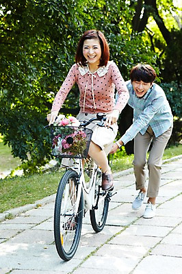 포토 JPG 주간 전신 외국인 나무 식물 해외기획촬영 라이프스타일 커플 공원 여자 남자 꽃 여유 꽃다발 커플라이프 데이트 2011년중국 휴식 서기 미소 웃음 사람 동양인 20대 성인 야외 두명 중국인 소풍 자전거 중국 산책 산책로 밀기 승차 청도 상쾌 청년만 성인만 국내포토 자연요소 공공시설 감정 아시아 길 컨셉 관계 모션 표정 인종 청년 생활 야외활동 바이크 파일형식