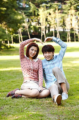 포토 JPG 주간 전신 외국인 나무 식물 해외기획촬영 라이프스타일 커플 공원 여자 남자 여유 커플라이프 데이트 2011년중국 모션 휴식 미소 웃음 사람 앉기 동양인 손짓 잔디 20대 성인 야외 두명 앞모습 아웃포커스 중국인 소풍 중국 산책 하트 청도 상쾌 청년만 성인만 국내포토 자연요소 모양 공공시설 감정 아시아 뷰포인트 컨셉 관계 촬영기법 표정 인종 청년 생활 야외활동 파일형식