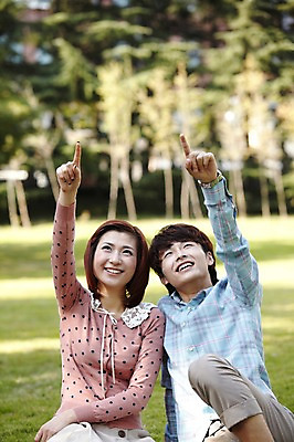 포토 JPG 주간 외국인 나무 식물 해외기획촬영 라이프스타일 커플 응시 공원 여자 남자 여유 커플라이프 데이트 2011년중국 휴식 미소 웃음 사람 앉기 동양인 손짓 잔디 20대 성인 야외 두명 앞모습 아웃포커스 중국인 소풍 중국 산책 가리킴 청도 상쾌 청년만 성인만 국내포토 자연요소 시선 공공시설 감정 아시아 뷰포인트 컨셉 관계 모션 촬영기법 표정 인종 청년 생활 야외활동 파일형식