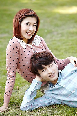 포토 JPG 주간 외국인 해외기획촬영 라이프스타일 커플 공원 여자 남자 여유 커플라이프 데이트 2011년중국 휴식 미소 웃음 사람 동양인 잔디 상반신 20대 성인 야외 두명 눕기 중국인 소풍 중국 산책 청도 상쾌 청년만 성인만 국내포토 자연요소 식물 공공시설 감정 아시아 컨셉 관계 모션 표정 인종 청년 생활 야외활동 파일형식