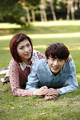포토 JPG 주간 외국인 나무 식물 해외기획촬영 라이프스타일 커플 공원 여자 남자 여유 엎드리기 커플라이프 데이트 2011년중국 휴식 미소 웃음 사람 동양인 잔디 상반신 20대 성인 야외 두명 앞모습 아웃포커스 눕기 중국인 소풍 중국 산책 청도 상쾌 청년만 성인만 국내포토 자연요소 공공시설 감정 아시아 뷰포인트 컨셉 관계 모션 촬영기법 표정 인종 청년 생활 야외활동 파일형식