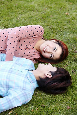 포토 JPG 주간 외국인 해외기획촬영 라이프스타일 커플 공원 여자 남자 여유 커플라이프 데이트 2011년중국 휴식 미소 웃음 사람 동양인 잔디 상반신 20대 성인 야외 두명 눕기 중국인 소풍 마주보기 중국 산책 청도 상쾌 청년만 성인만 국내포토 자연요소 식물 공공시설 감정 아시아 컨셉 관계 모션 표정 인종 청년 생활 야외활동 파일형식