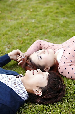 포토 JPG 주간 외국인 해외기획촬영 라이프스타일 커플 공원 여자 남자 여유 커플라이프 데이트 2011년중국 휴식 사람 동양인 잔디 상반신 20대 성인 야외 두명 눕기 중국인 소풍 눈감음 중국 산책 잠 청도 상쾌 낮잠 청년만 성인만 국내포토 자연요소 식물 공공시설 감정 아시아 컨셉 관계 모션 인종 청년 생활 야외활동 파일형식