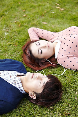 포토 JPG 주간 외국인 해외기획촬영 라이프스타일 커플 공원 여자 남자 여유 얼굴 음악 커플라이프 이어폰 데이트 2011년중국 휴식 사람 동양인 잔디 상반신 20대 성인 야외 두명 신체부위 눕기 중국인 소풍 눈감음 중국 산책 음악감상 듣기 잠 청도 상쾌 낮잠 청년만 성인만 국내포토 자연요소 식물 공공시설 감정 아시아 음향기기 컨셉 관계 모션 문화예술 인종 청년 생활 야외활동 감상 파일형식
