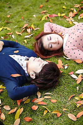 포토 JPG 주간 외국인 해외기획촬영 라이프스타일 커플 공원 여자 남자 여유 커플라이프 낙엽 데이트 2011년중국 휴식 나뭇잎 사람 동양인 잔디 상반신 20대 성인 야외 두명 앞모습 눕기 중국인 소풍 눈감음 중국 산책 가을 잠 청도 상쾌 낮잠 청년만 성인만 국내포토 자연요소 식물 계절 공공시설 감정 아시아 뷰포인트 컨셉 잎 관계 모션 인종 청년 생활 야외활동 파일형식