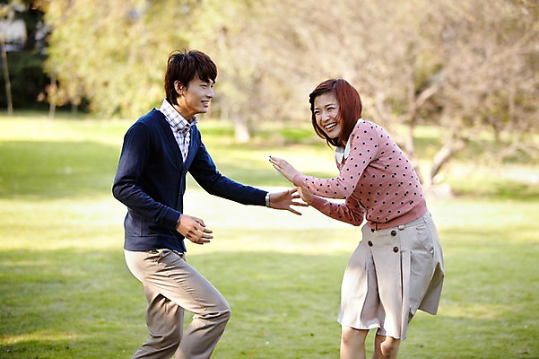 포토 JPG 주간 외국인 나무 식물 해외기획촬영 라이프스타일 커플 공원 여자 남자 여유 커플라이프 데이트 장난 2011년중국 놀이 휴식 서기 미소 웃음 사람 동양인 잔디 20대 성인 야외 두명 아웃포커스 달리기 중국인 소풍 중국 산책 청도 상쾌 술래잡기 청년만 성인만 국내포토 자연요소 공공시설 감정 아시아 컨셉 관계 모션 촬영기법 표정 인종 청년 생활 야외활동 파일형식