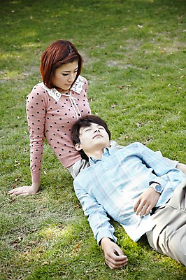 포토 JPG 주간 외국인 해외기획촬영 라이프스타일 커플 공원 여자 남자 여유 커플라이프 데이트 2011년중국 휴식 사람 앉기 동양인 잔디 20대 성인 야외 두명 눕기 중국인 소풍 눈감음 중국 산책 잠 청도 상쾌 낮잠 청년만 성인만 국내포토 자연요소 식물 공공시설 감정 아시아 컨셉 관계 모션 인종 청년 생활 야외활동 파일형식