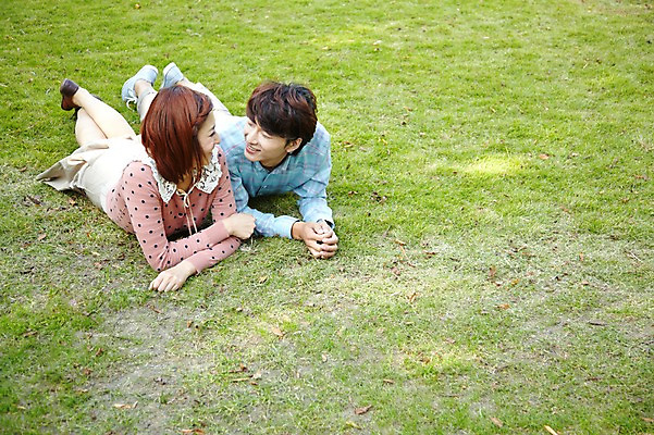 포토 JPG 주간 전신 외국인 해외기획촬영 라이프스타일 커플 공원 여자 남자 여유 엎드리기 커플라이프 데이트 2011년중국 휴식 미소 웃음 사람 동양인 잔디 20대 성인 야외 두명 눕기 중국인 소풍 마주보기 중국 산책 청도 상쾌 청년만 성인만 국내포토 자연요소 식물 공공시설 감정 아시아 컨셉 관계 모션 표정 인종 청년 생활 야외활동 파일형식