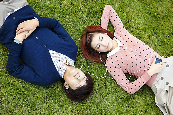 포토 JPG 주간 외국인 해외기획촬영 라이프스타일 커플 공원 여자 남자 여유 음악 커플라이프 이어폰 데이트 2011년중국 휴식 사람 동양인 잔디 상반신 20대 성인 야외 두명 앞모습 스마트폰 하이앵글 눕기 중국인 소풍 눈감음 중국 산책 음악감상 듣기 잠 청도 상쾌 낮잠 청년만 성인만 국내포토 자연요소 식물 공공시설 감정 아시아 뷰포인트 음향기기 컨셉 관계 모션 문화예술 인종 청년 생활 핸드폰 스마트기기 야외활동 감상 파일형식