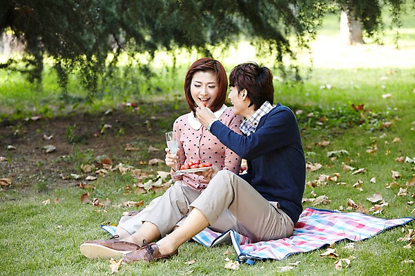포토 JPG 주간 전신 외국인 나무 식물 해외기획촬영 라이프스타일 접시 커플 공원 여자 남자 여유 음료 음식 커플라이프 낙엽 데이트 과일 2011년중국 방울토마토 휴식 잔 미소 웃음 들기 사람 앉기 동양인 잔디 20대 성인 야외 두명 컵 중국인 소풍 중국 산책 샴페인 먹기 청도 먹여주기 돗자리 상쾌 샴페인잔 청년만 성인만 국내포토 자연요소 식기 공공시설 감정 아시아 컨셉 잎 토마토 술잔 관계 모션 주류 표정 인종 청년 생활 야외활동 파일형식