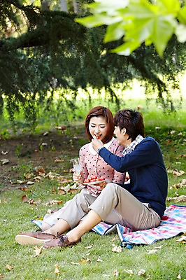 포토 JPG 주간 전신 외국인 나무 식물 해외기획촬영 라이프스타일 접시 커플 공원 여자 남자 여유 음료 음식 커플라이프 낙엽 데이트 과일 2011년중국 방울토마토 휴식 잔 미소 웃음 들기 사람 앉기 동양인 잔디 20대 성인 야외 두명 컵 중국인 소풍 중국 산책 샴페인 먹기 청도 먹여주기 돗자리 상쾌 샴페인잔 청년만 성인만 국내포토 자연요소 식기 공공시설 감정 아시아 컨셉 잎 토마토 술잔 관계 모션 주류 표정 인종 청년 생활 야외활동 파일형식