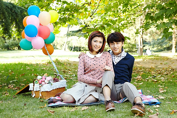 포토 JPG 주간 전신 외국인 나무 식물 해외기획촬영 라이프스타일 커플 공원 여자 남자 여유 커플라이프 낙엽 데이트 2011년중국 휴식 미소 웃음 사람 앉기 동양인 잔디 20대 성인 야외 두명 앞모습 중국인 소풍 바구니 중국 산책 청도 돗자리 상쾌 풍선 청년만 성인만 국내포토 자연요소 공공시설 감정 아시아 뷰포인트 컨셉 잎 관계 모션 표정 인종 청년 생활 야외활동 파일형식