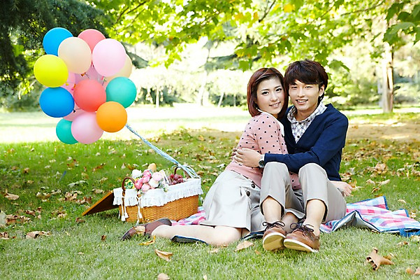 포토 JPG 주간 전신 외국인 나무 식물 해외기획촬영 라이프스타일 커플 공원 여자 남자 여유 커플라이프 낙엽 데이트 2011년중국 안기 포옹 휴식 미소 웃음 사람 앉기 동양인 잔디 20대 성인 야외 두명 앞모습 중국인 소풍 바구니 중국 산책 청도 돗자리 상쾌 풍선 청년만 성인만 국내포토 자연요소 공공시설 감정 아시아 뷰포인트 컨셉 잎 관계 모션 표정 인종 청년 생활 야외활동 파일형식