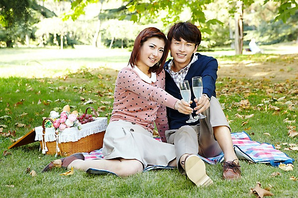 포토 JPG 주간 전신 외국인 나무 식물 해외기획촬영 라이프스타일 커플 공원 여자 남자 여유 음료 음식 커플라이프 낙엽 데이트 2011년중국 휴식 잔 미소 웃음 들기 사람 앉기 동양인 잔디 20대 성인 야외 두명 앞모습 컵 중국인 소풍 바구니 중국 산책 샴페인 청도 돗자리 상쾌 샴페인잔 청년만 성인만 국내포토 자연요소 식기 공공시설 감정 아시아 뷰포인트 컨셉 잎 술잔 관계 모션 주류 표정 인종 청년 생활 야외활동 파일형식