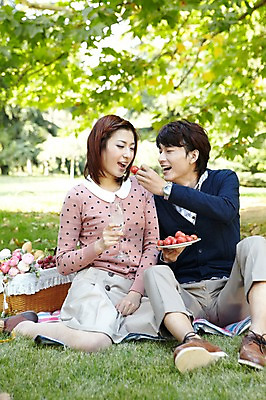 포토 JPG 주간 전신 외국인 나무 식물 해외기획촬영 라이프스타일 접시 커플 공원 여자 남자 여유 음료 음식 커플라이프 낙엽 데이트 과일 2011년중국 방울토마토 휴식 잔 미소 웃음 들기 사람 앉기 동양인 잔디 20대 성인 야외 두명 앞모습 컵 중국인 소풍 바구니 중국 산책 샴페인 먹기 청도 먹여주기 돗자리 상쾌 샴페인잔 청년만 성인만 국내포토 자연요소 식기 공공시설 감정 아시아 뷰포인트 컨셉 잎 토마토 술잔 관계 모션 주류 표정 인종 청년 생활 야외활동 파일형식