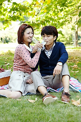 포토 JPG 주간 전신 외국인 나무 식물 해외기획촬영 라이프스타일 커플 공원 여자 남자 여유 음료 음식 커플라이프 낙엽 데이트 2011년중국 휴식 잔 미소 웃음 들기 사람 앉기 동양인 잔디 20대 성인 야외 두명 앞모습 컵 중국인 소풍 바구니 중국 산책 마시기 샴페인 먹기 청도 돗자리 상쾌 샴페인잔 러브샷 청년만 성인만 국내포토 자연요소 식기 공공시설 감정 아시아 뷰포인트 컨셉 잎 술잔 관계 모션 주류 표정 인종 청년 생활 야외활동 파일형식