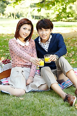 포토 JPG 주간 전신 외국인 나무 식물 해외기획촬영 라이프스타일 커플 공원 여자 남자 여유 음료 음식 커플라이프 낙엽 데이트 2011년중국 휴식 잔 미소 웃음 들기 사람 앉기 동양인 잔디 20대 성인 야외 두명 앞모습 컵 중국인 소풍 바구니 중국 주스 산책 청도 돗자리 상쾌 청년만 성인만 국내포토 자연요소 식기 공공시설 감정 아시아 뷰포인트 컨셉 잎 관계 모션 표정 인종 청년 생활 야외활동 파일형식